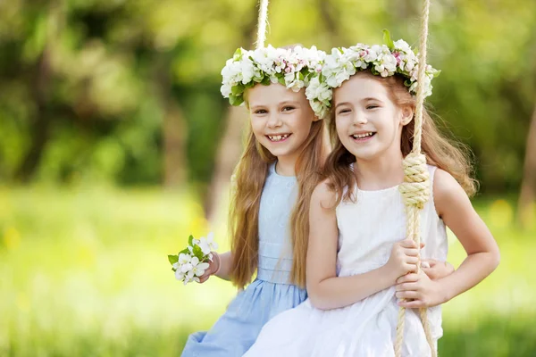 Duas Meninas Bonitos Divertindo Balanço Flor Velho Jardim Árvore Maçã — Fotografia de Stock