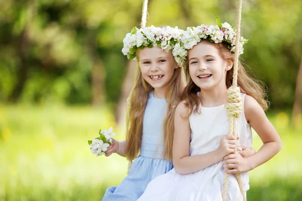 Дві Милі Дівчата Розважаються Гойдалці Квітковому Старому Яблуневому Саду Сонячний — стокове фото