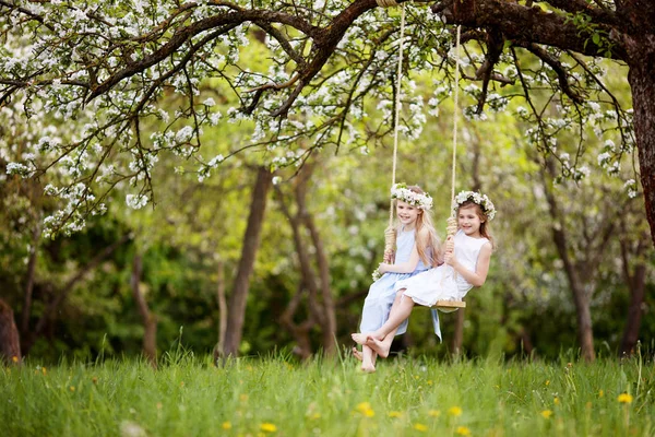 Duas Meninas Bonitos Divertindo Balanço Flor Velho Jardim Árvore Maçã — Fotografia de Stock