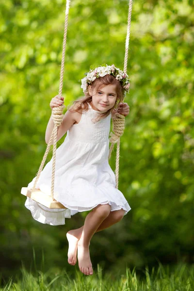 Menina Bonito Divertindo Balanço Flor Velho Jardim Árvore Maçã Dia — Fotografia de Stock