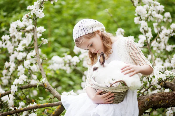 Schönes Junges Mädchen Einem Weißen Kleid Das Mit Weißem Kaninchen — Stockfoto