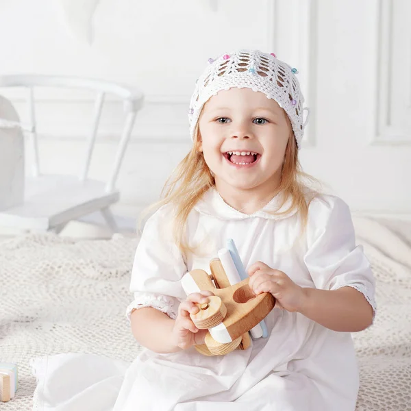微笑的儿童女孩玩木制玩具 小可爱的女孩与自然玩具 — 图库照片