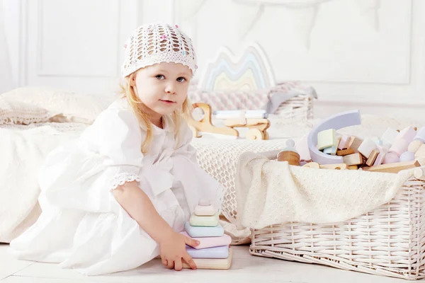 Kind Meisje Spelen Met Een Houten Speelgoed Piramide Schattig Meisje — Stockfoto