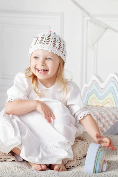 Glimlachend Kind Meisje Spelen Met Een Houten Speelgoed Schattig Meisje — Stockfoto