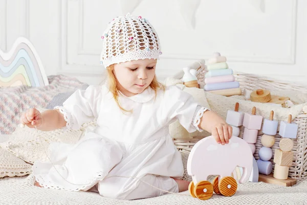 Niña Jugando Con Juguetes Madera Niña Linda Con Juguetes Naturales — Foto de Stock