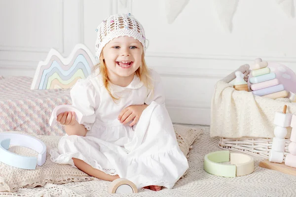 Niña Sonriente Jugando Con Juguetes Madera Niña Linda Con Juguetes — Foto de Stock