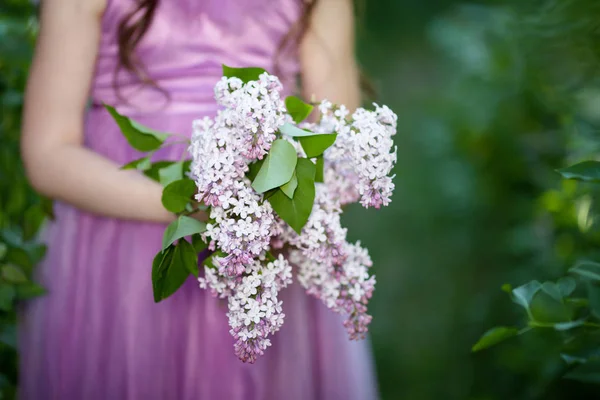 Buquê Flores Lilás Primavera Mãos Meninas Jovens Fundo Verde Fechar — Fotografia de Stock