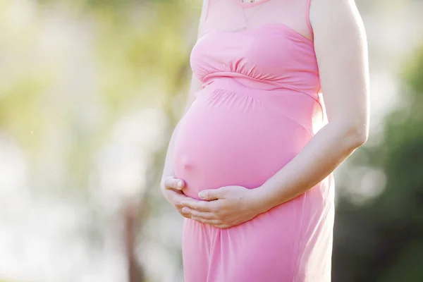 Primer Plano Barriga Embarazada Las Manos Formando Forma Corazón Por — Foto de Stock