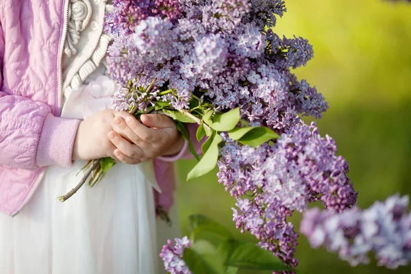 Букет Весняних Бузкових Квітів Руках Молодих Дівчат Зеленому Тлі Крупним — стокове фото