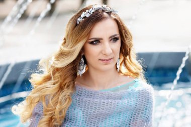 Yakın çekim bir çeşme yakınındaki güzel kız portresi. Yaz moda bak Bayan.