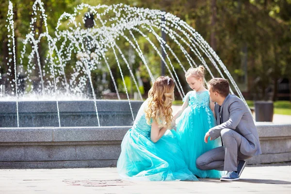 幸福幸福的家庭的父亲 母亲和他们的小女儿走在喷泉附近 公园的户外 水的新鲜度 — 图库照片