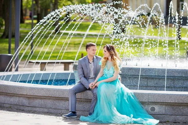 Agréable Promenade Délicieux Couple Positif Assis Près Fontaine Tout Faisant — Photo