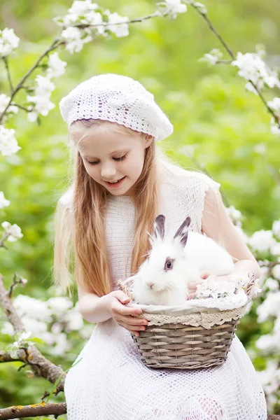 Menina Bonita Vestido Branco Brincando Com Coelho Branco Jardim Flor — Fotografia de Stock