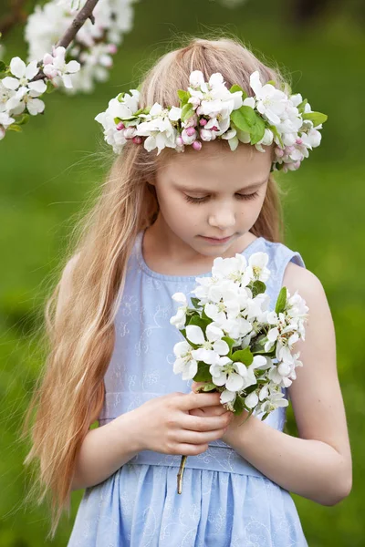 Красива Молода Дівчина Синій Сукні Саду Квітучими Яблунями Симпатична Дівчина — стокове фото