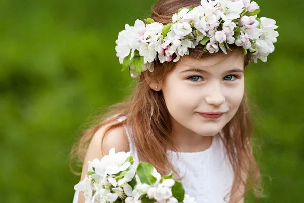 Schönes Junges Mädchen Weißem Kleid Garten Mit Blühenden Apfelbäumen Lächelndes — Stockfoto