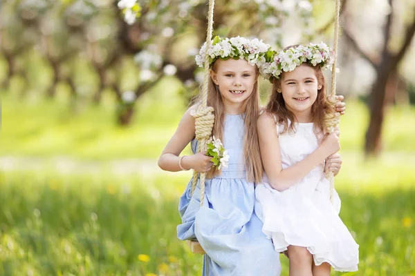 Duas Meninas Bonitos Divertindo Balanço Flor Velho Jardim Árvore Maçã — Fotografia de Stock