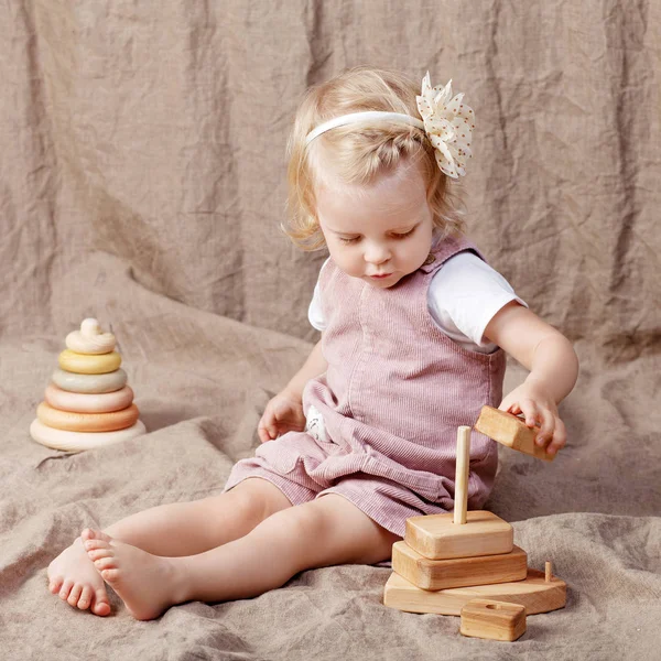 Παιδί Κορίτσι Παίζει Ένα Ξύλινο Παιχνίδι Πυραμίδα Μικρό Χαριτωμένο Κορίτσι — Φωτογραφία Αρχείου