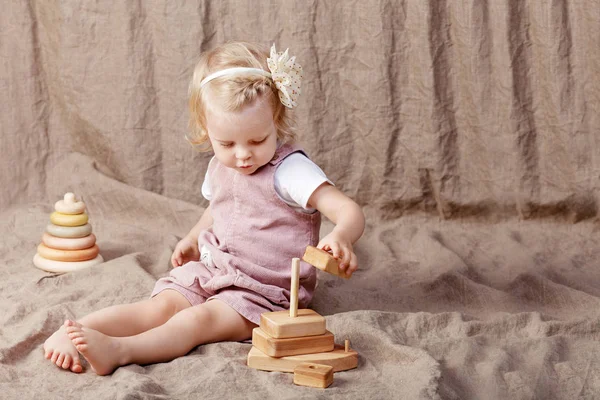 Kind Meisje Spelen Met Een Houten Speelgoed Piramide Schattig Meisje — Stockfoto