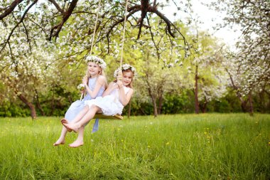 İki sevimli kız çiçek açması eski elma tre hızıyla eğleniyor