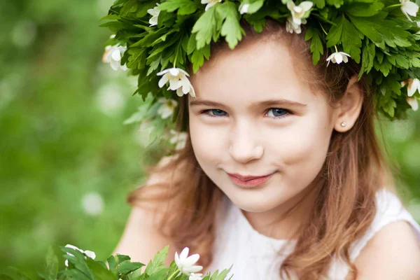 Gyönyörű kicsi lány a tavaszi fa fehér ruhát. — Stock Fotó