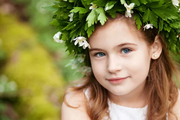 Vacker liten flicka i en vit klänning i våren trä. — Stockfoto