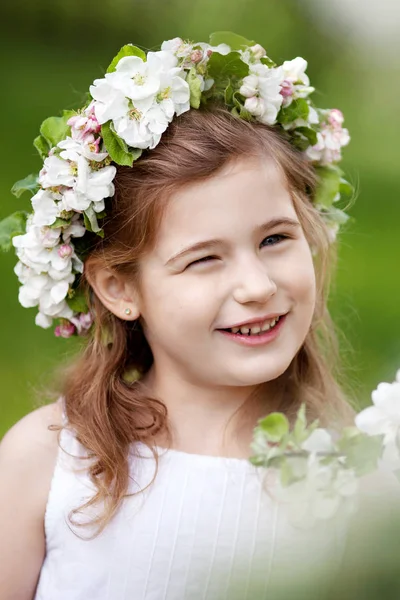 Menina bonita em vestido branco no jardim com florescimento — Fotografia de Stock