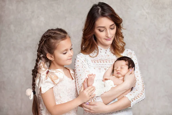 Mère et enfants nouveau-nés et sœur aînée . — Photo