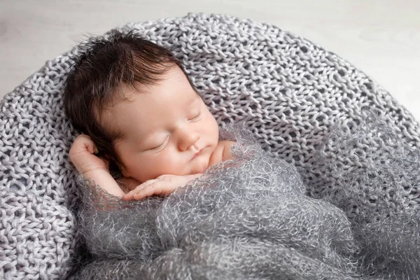 Dulce bebé recién nacido durmiendo. Precioso recién nacido de 2 semanas de edad mintiendo —  Fotos de Stock