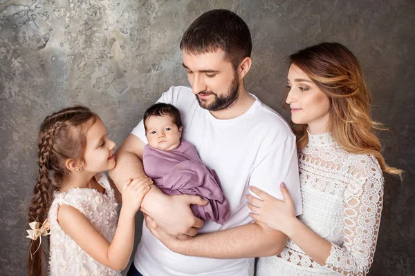 Feliz retrato familiar. Padres sonrientes con dos hijos. Mothe. —  Fotos de Stock