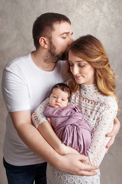 Femme et homme tenant un nouveau-né. Maman, papa et bébé. Portrait de — Photo