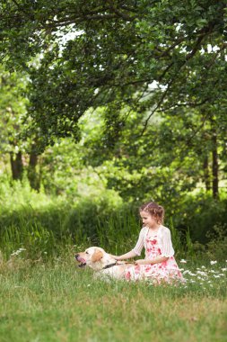 Onu köpek labrador yaz natu bir yürüyüş ile mutlu küçük kız