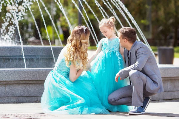 Joyeuse famille heureuse de père, mère et leur petite fille — Photo