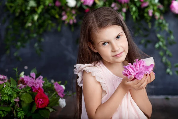 Retrato da adorável menina com um buquê de flores. Lo — Fotografia de Stock