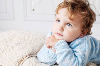 Mutlu bebek çocuk yatak odasında portresi. Sen
