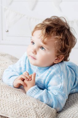 Mutlu bebek çocuk yatak odasında portresi. , 
