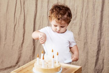 Ahşap oyuncak pasta ile odasında oynayan çocuk çocuk