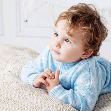 Mutlu bebek çocuk yatak odasında portresi. Kopya
