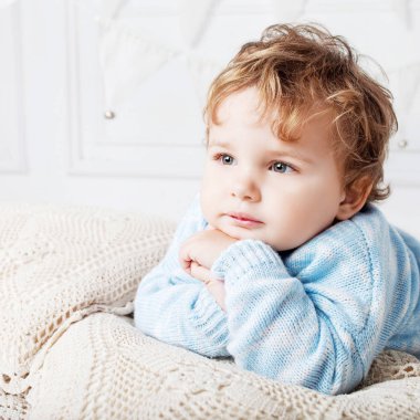 Mutlu bebek çocuk yatak odasında portresi. Geçmiyor
