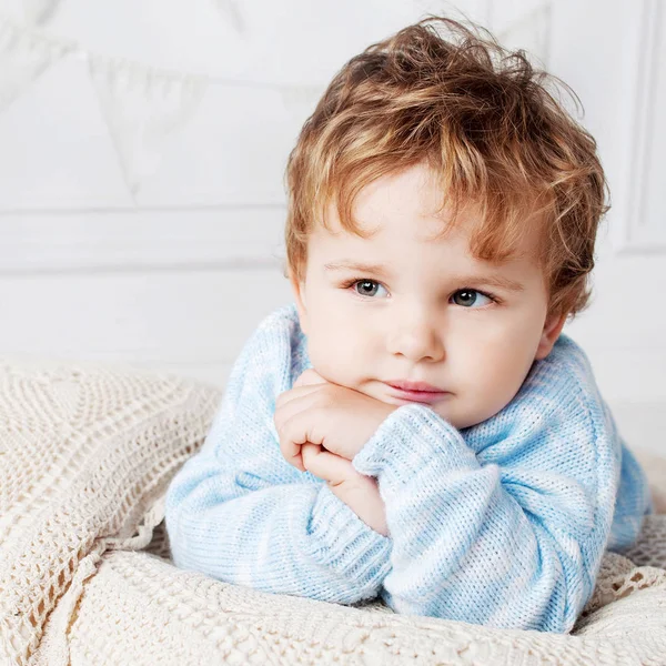 Πορτραίτο του ευτυχισμένο αξιολάτρευτο μωρό αγόρι στο κρεβάτι στο δωμάτιό του. Εσύ — Φωτογραφία Αρχείου