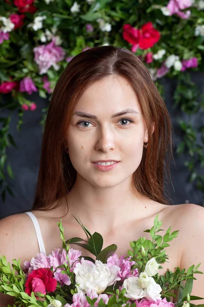 暗い表現上に花を置くかわいい幸せな女の肖像 — ストック写真