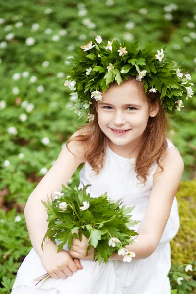 Menina bonita em um vestido branco caminha na madeira de primavera — Fotografia de Stock