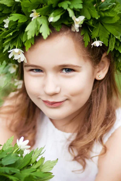 Schöne kleine Mädchen in einem weißen Kleid im Frühlingswald. por — Stockfoto