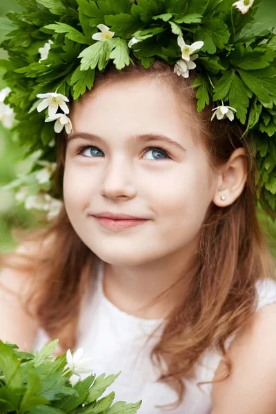 Schöne kleine Mädchen in einem weißen Kleid im Frühlingswald. por — Stockfoto