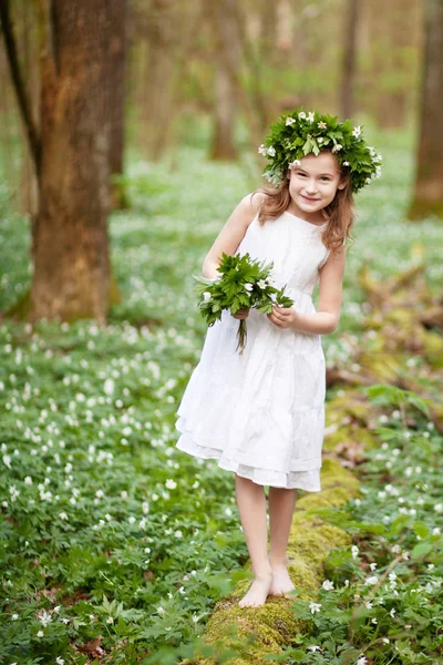 하얀 드레스를 입고 아름 다운 소녀 봄 나무에 걸어 — 스톡 사진