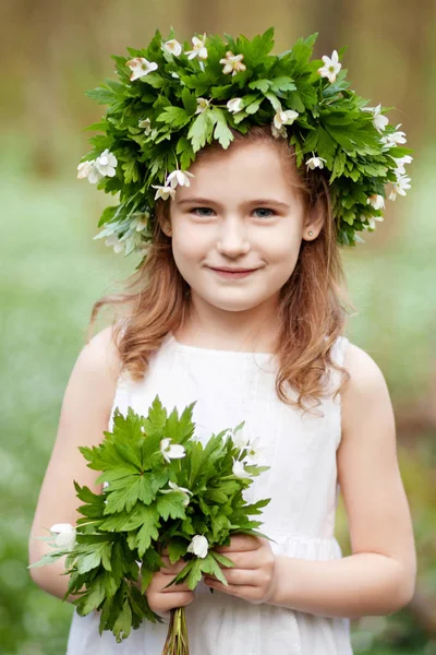 Красива маленька дівчинка в білій сукні на весняному лісі. Порт — стокове фото