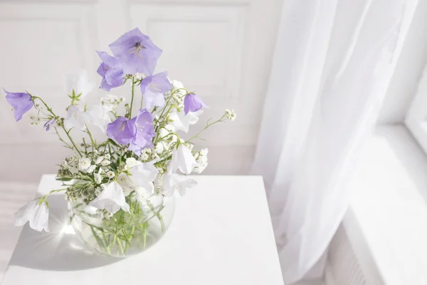 Üveg Váza Lila Fehér Floweers Könnyű Kényelmes Hálószoba — Stock Fotó