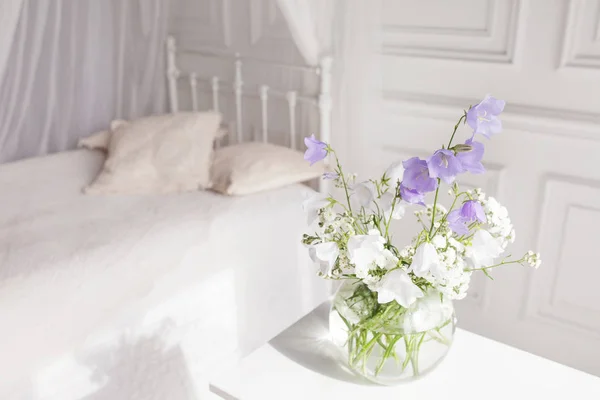 Vaso de vidro com floweers lilás e branco no quarto aconchegante luz — Fotografia de Stock
