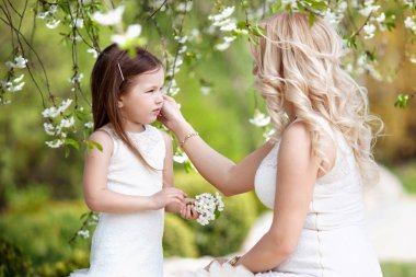 Hamile anne ve küçük kızı açık iyi eğlenceler. Aile 