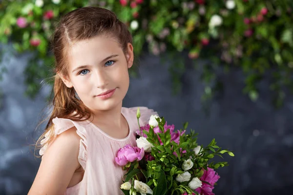 Портрет милой маленькой девочки с букетом цветов. Ло — стоковое фото