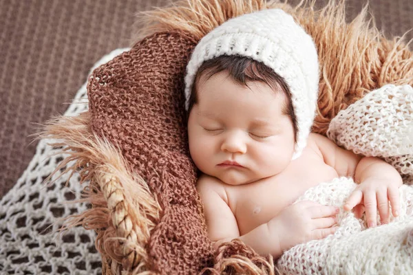 Όμορφο νεογέννητο μωράκι 2 εβδομάδες στον ύπνο σε ένα καλάθι με — Φωτογραφία Αρχείου